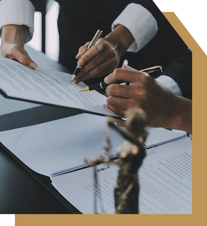 Aperto de mãos simbolizando acordo e parceria trabalhista